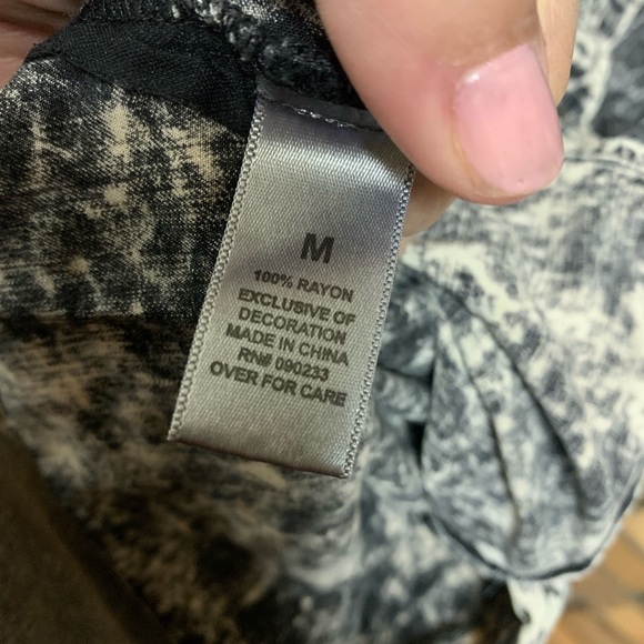 Nollie Sleeveless Button Down Shirt - Picture 4 of 4